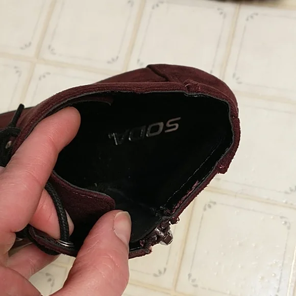 Maroon boots - Picture 3 of 4